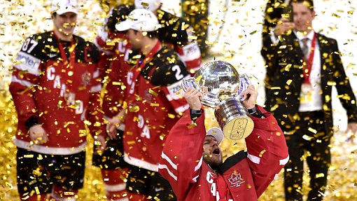 Хоккеисты сборной Канады на церемонии награждения