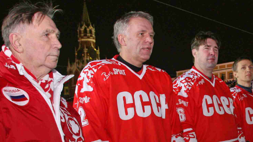 Вячеслав Фетисов (в центре)