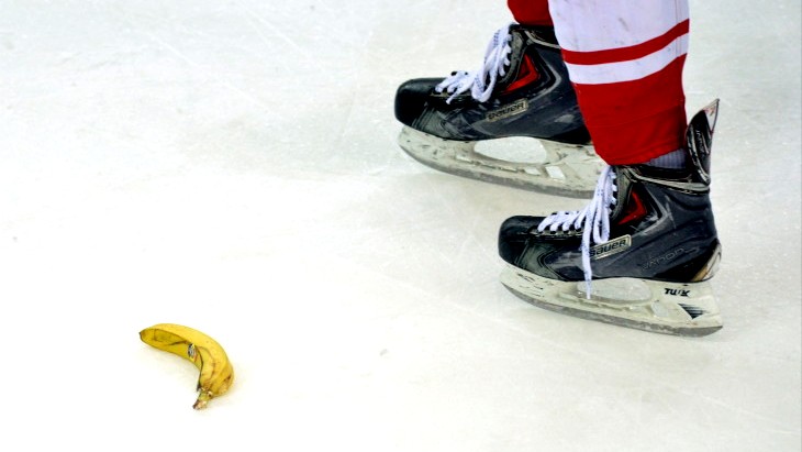 На матче «Спартак» — «Медвешчак» с трибун полетели бананы