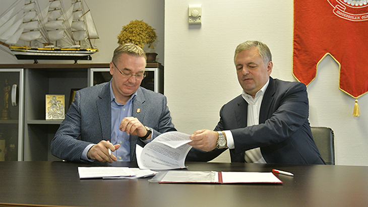 Валерий Белов подписывает контракт