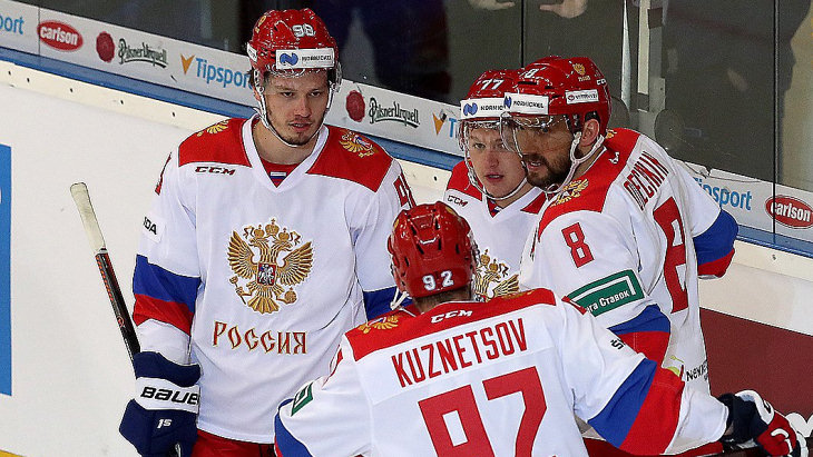Хоккеисты сборной России празднуют победу над Чехией