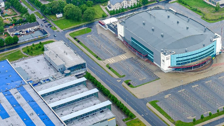 Олимпийский спортивный центр (слева) и «Арена Рига» (справа)