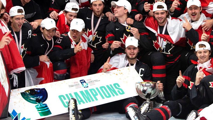 Молодежная сборная Канады празднует чемпионство