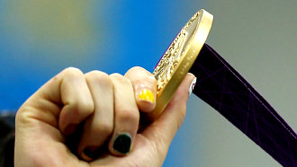Золотая медаль в руках 15-летней олимпийской чемпионки по плаванию (брасс, 100 м) Руты Мейлютите
