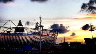 Вид на Олимпийский стадион Лондона ранним утром