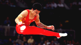 Китаец Фэн Чже завоевал золото Олимпиады в упражнениях на брусьях