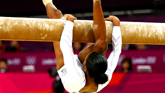 Абсолютная чемпионка мира гимнастка Габриэль Дуглас из США срывается с бревна