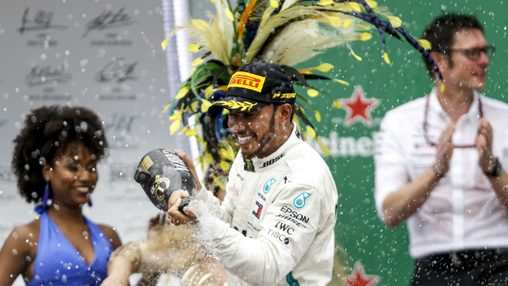 Льюис Хэмилтон празднует  победу в Гран-при Бразилии