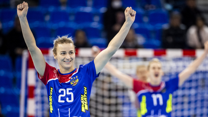 Женская сборная России по гандболу выиграла восьмой матч подряд на ЧМ