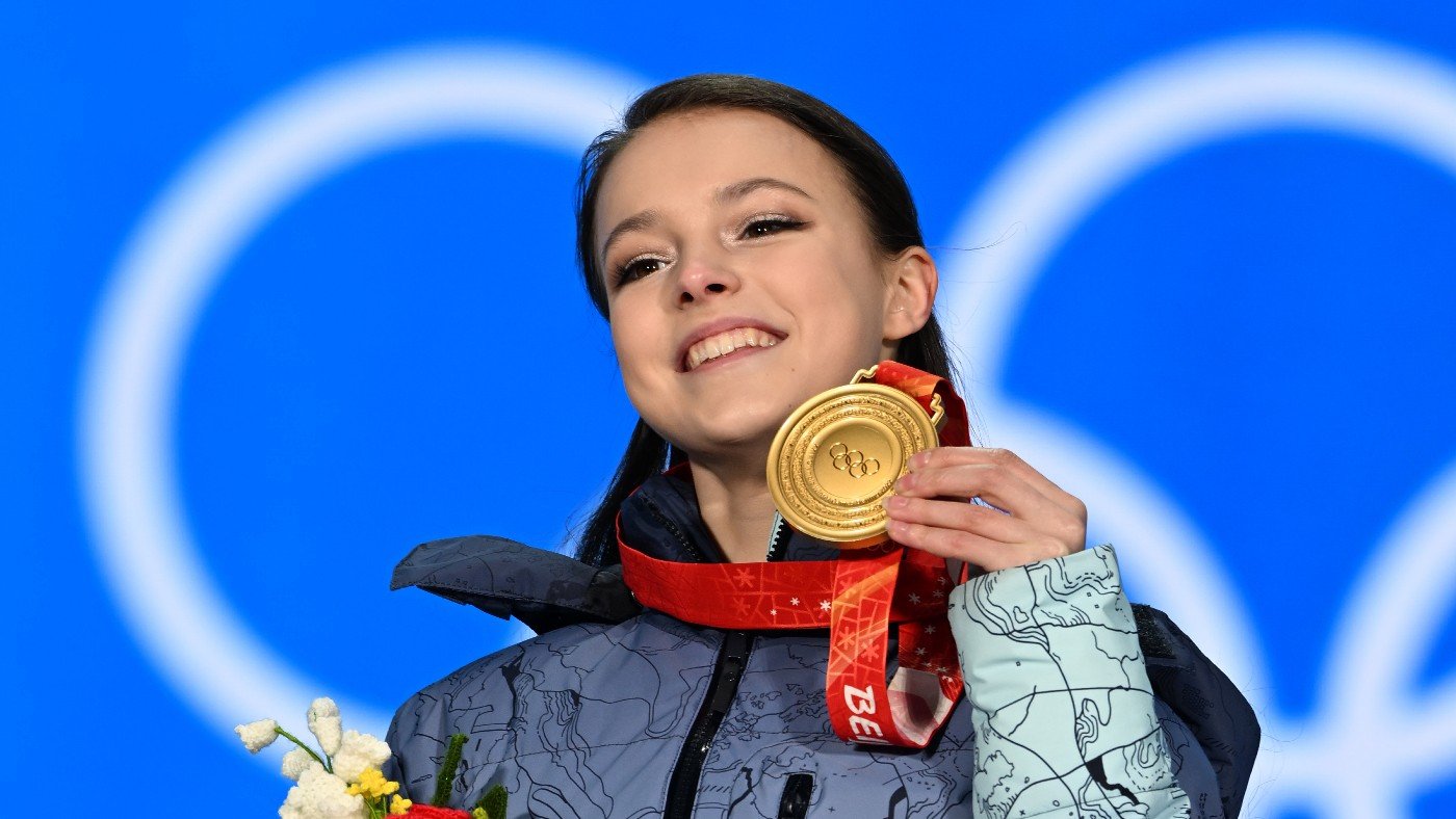 Олимпийская чемпионка. Анна Щербакова олимпиада 2022. Анна Щербакова Пекин 2022. Трусова и Щербакова на Олимпиаде 2022. Олимпийская чемпионка по фигурному катанию 2022 Анна Щербакова.