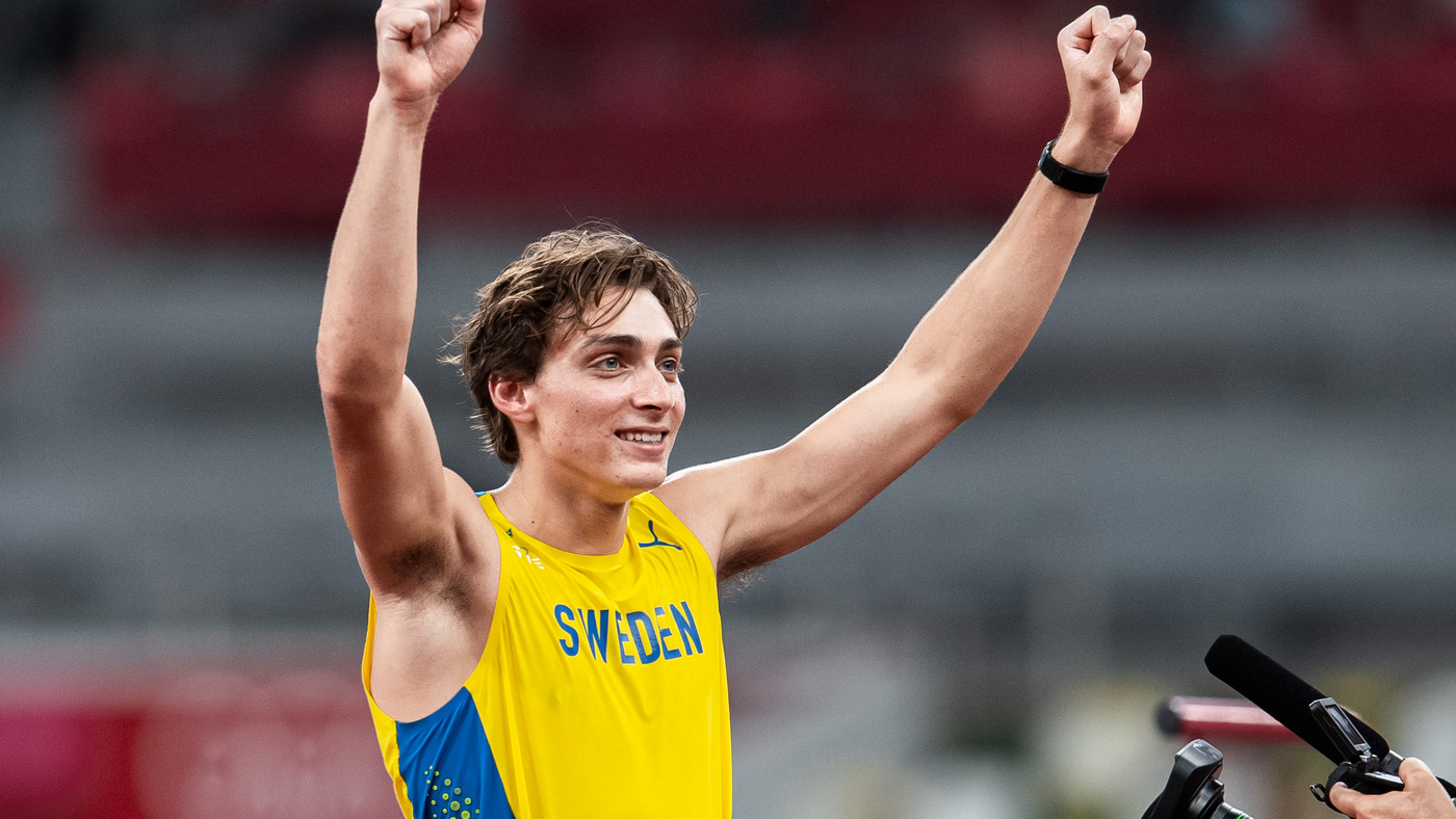 Швед Дюплантис с олимпийским рекордом выиграл Олимпиаду в прыжках с шестом