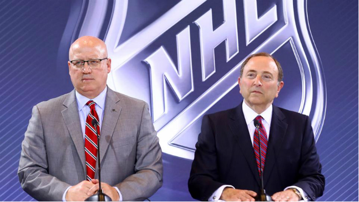 Вице-президент НХЛ Билл Дэйли и комиссар НХЛ Гэри Беттмэн