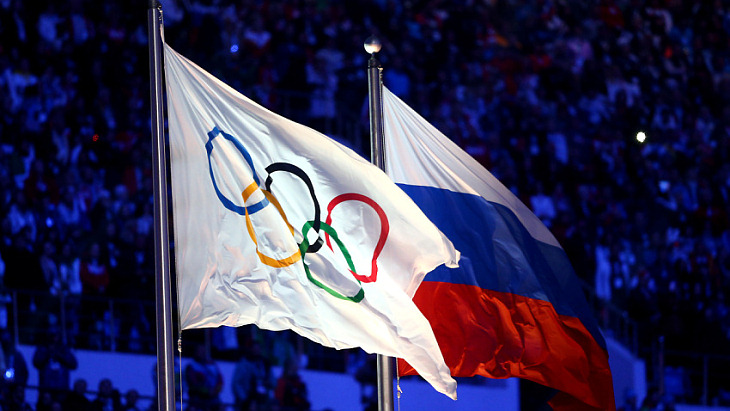 Флаги МОК и России на Олимпиаде в Сочи-2014