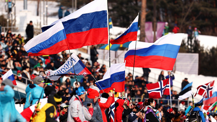 Болельщики сборной России на лыжной трассе