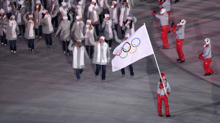 Россияне примут участие в церемонии закрытия ОИ под олимпийским флагом
