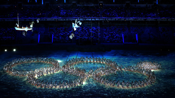 Самоирония организаторов церемонии закрытия над нераскрывшимся кольцом во время открытия Игр