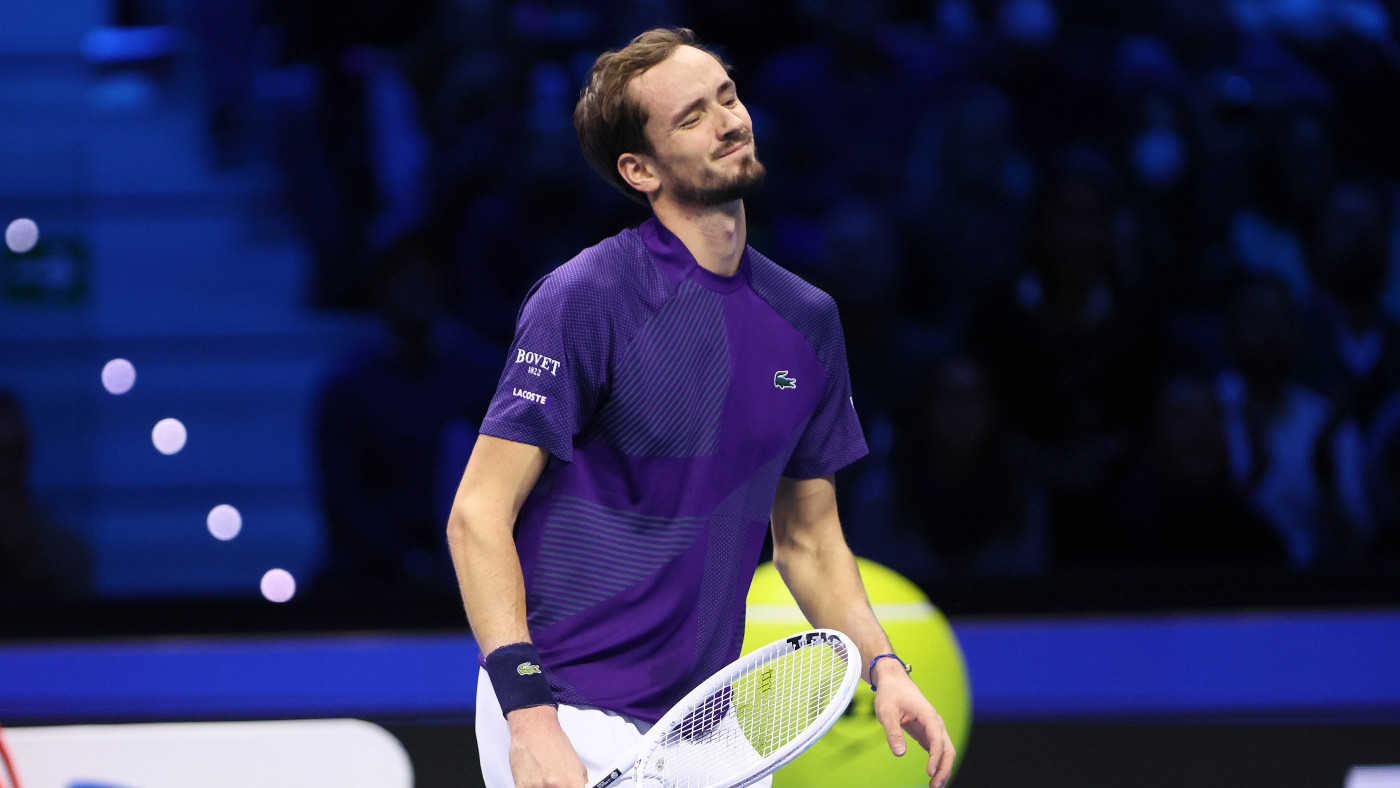 Медведев проиграл Циципасу и потерял шансы на выход в плей-офф Итогового турнира ATP