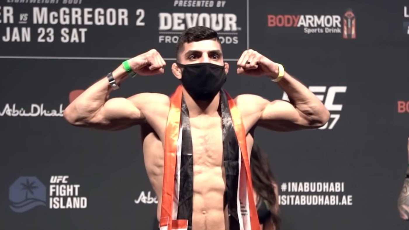 Амир альбази. UFC 18.12.22 кард. Юфс 18 декабря 2022. Амир Альбази битва взглядов.