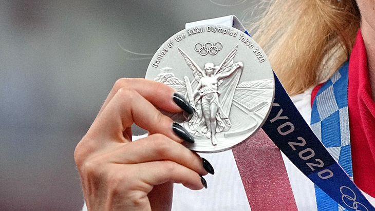 Серебряная медаль Токио-2020 в  руках Анжелики Сидоровой