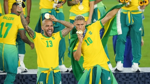 Дани Алвес (слева) привел Бразилию к ее второму кряду золоту Игр